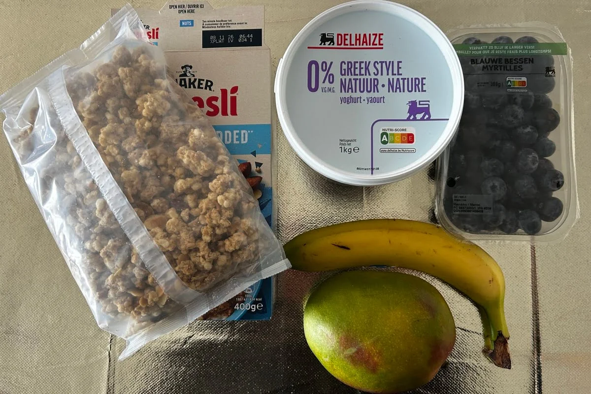 Ontbijt bowl yoghurt met fruit: mango, blauwe bessen, banaan.